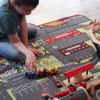 Tapis enfant voiture dans la ville